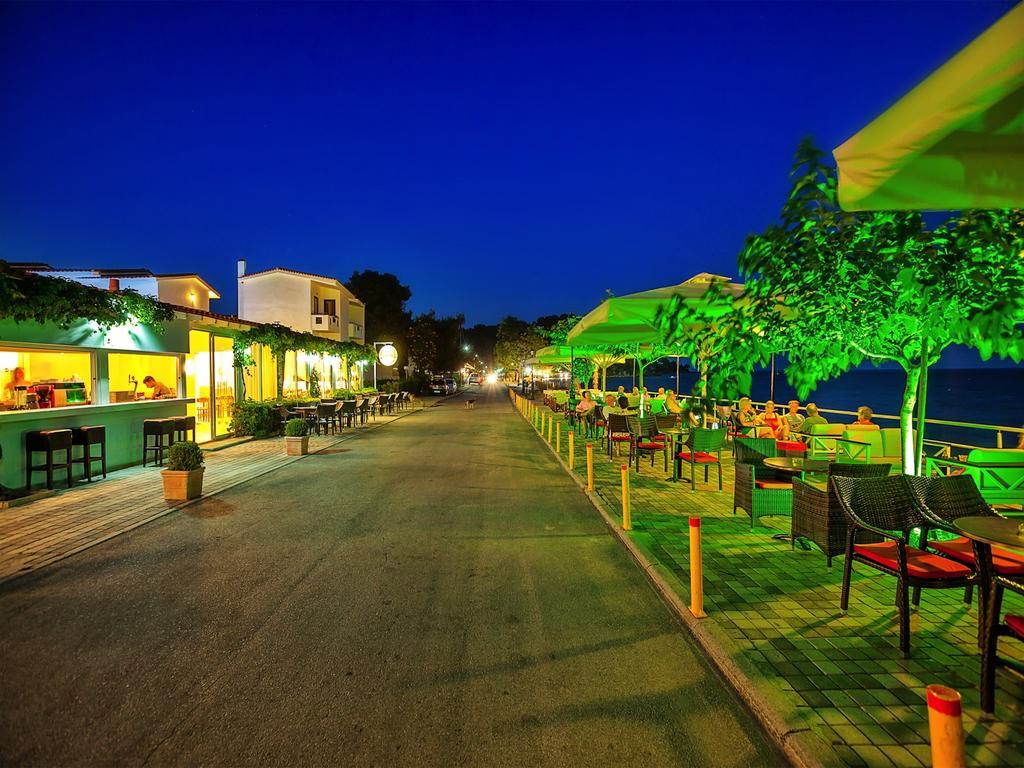 Xenios Dolphin Beach Hotel Посиди Экстерьер фото