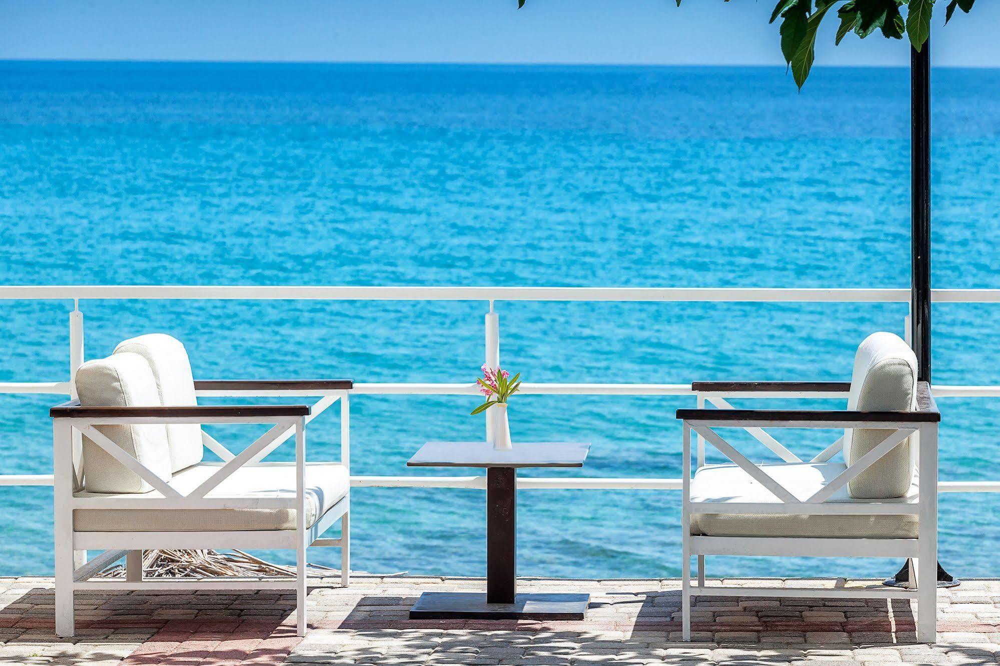 Xenios Dolphin Beach Hotel Посиди Экстерьер фото