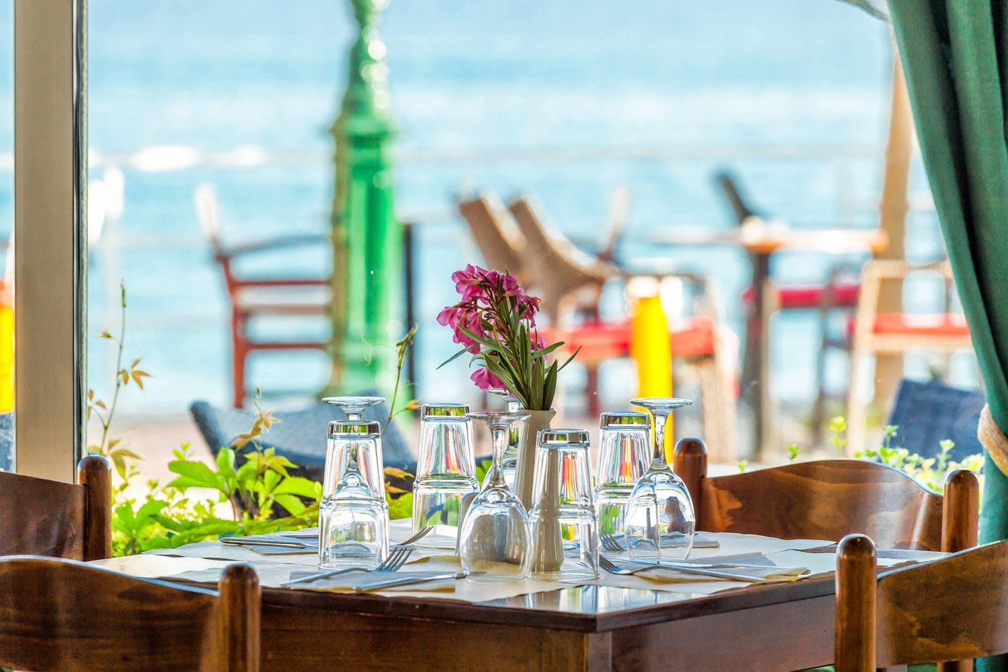 Xenios Dolphin Beach Hotel Посиди Экстерьер фото